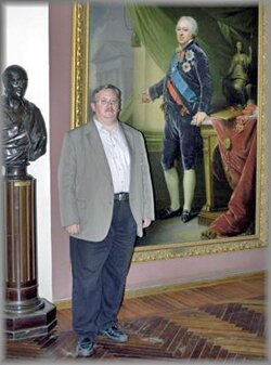 Игорь Коновалов на фоне портрета первого ярославского губернатора А.П. Мельгунова